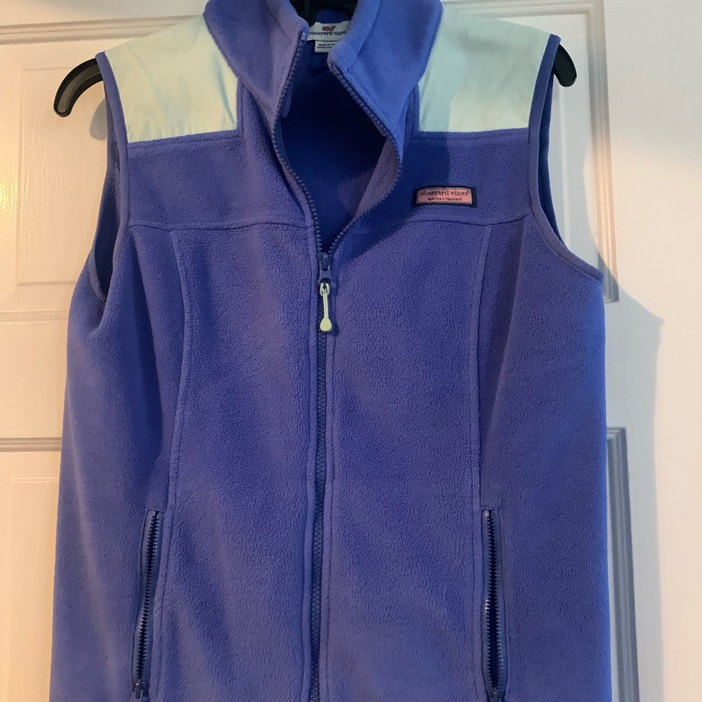 EUC Women’s vineyard vines vest fleece size small.